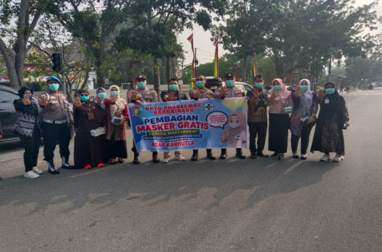 UPTD Puskesmas Bangkinang Bersama Kapolsek Bangkinang Kota Bagikan Masker kepada Masyarakat